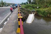 Kondisi truk yang tercebur ke sungai di Butuh Purworejo.