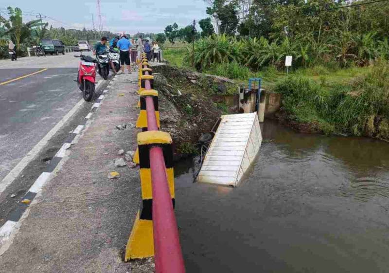 Kondisi truk yang tercebur ke sungai di Butuh Purworejo.