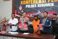 Polres Kebumen menggelar pers rilis penangkapan kurir sabu lintas kabupaten asal Sukoharjo.