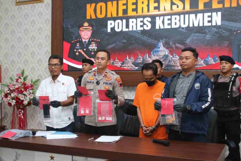 Polres Kebumen menggelar pers rilis penangkapan kurir sabu lintas kabupaten asal Sukoharjo.