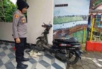 Kapolsek Grabag, AKP Diyah Ayu Ida Nursanti menunjukan sepeda motor yang digunakan ketiga pelaku pencuri entok. 