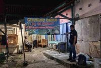 Petugas Polres Kebumen melakukan olah TKP pria meninggal di Pasar Pagi Kebumen. (Humas Polres Kebumen)