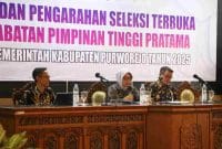 Bupati Purworejo, Yuli Hastuti dalam acara pembekalan dan pengarahan seleksi terbuka JPT Pratama yang digelar di Ruang Arahiwang Setda Purworejo.