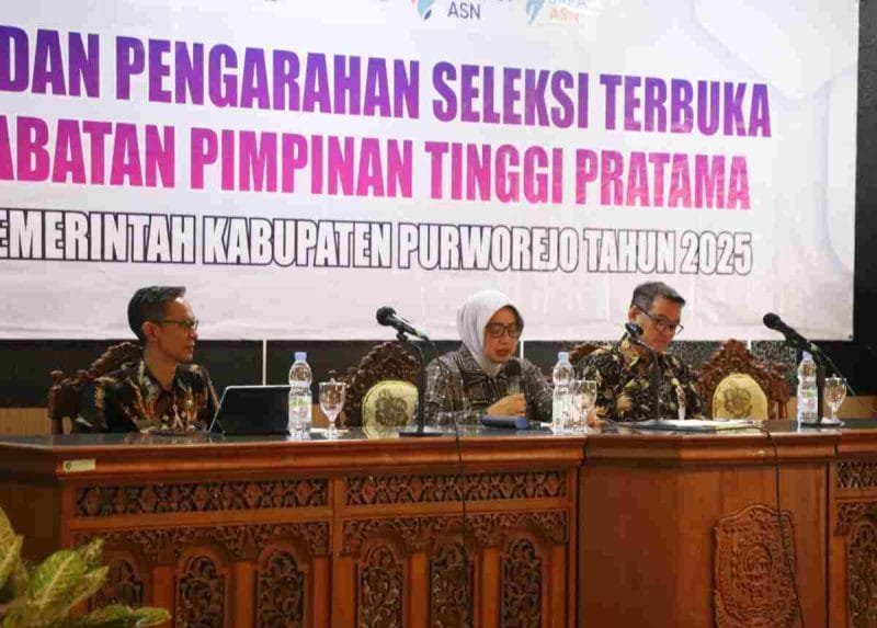Bupati Purworejo, Yuli Hastuti dalam acara pembekalan dan pengarahan seleksi terbuka JPT Pratama yang digelar di Ruang Arahiwang Setda Purworejo.