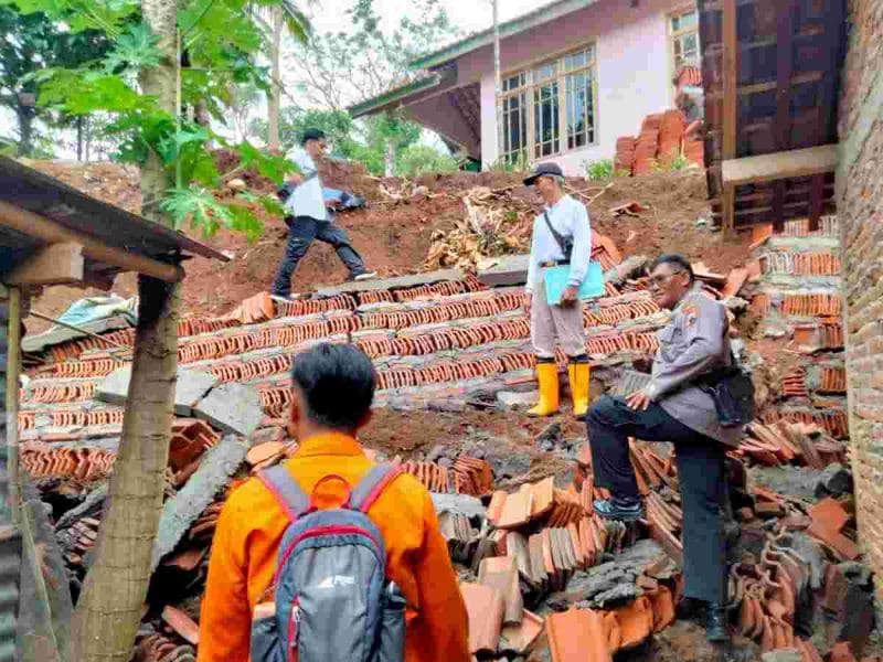 Petugas kepolisian bersama BPBD Kebumen melakukan pengecekan talud longsor di Poncowarno, Kebumen.