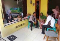 Pihak Kepolisian saat melakukan kunjungan ke rumah warga yang meninggal terjatuh dari pohon. (Humas Polres Kebumen)