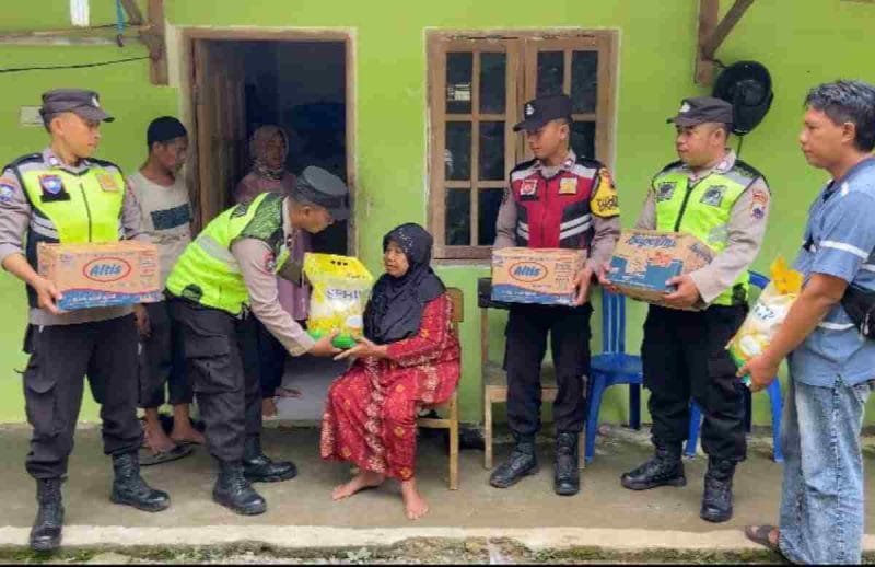 Jajaran Polres Kebumen memberikan bantuan kepada korban atap rumah roboh di Rowokele.