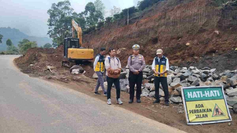Kanit Kamsel Satlantas Polres Wonosobo, Ipda Imam Santoso memimpin cek jalur wisata Dieng jelang Nataru.