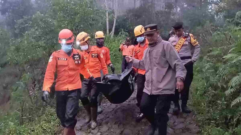 Petugas gabungan mengevakuasi mayat kakek asal Kalibawang di kebun jahe Kaliwiro.