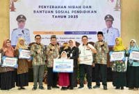 Bupati Kebumen Lilis Nuryani secara simbolis menyerahkan dana hibah dan bansos pendidikan 2025.