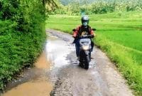 Kondisi ruas jalan Karangrejo–Trirejo Kecamatan Loano, Purworejo rusak dan tergenang air.