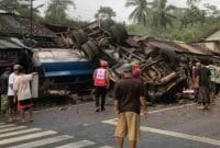 Truk pengangkut solar terguling usai mengalami rem blong di Kalijambe, Purworejo.