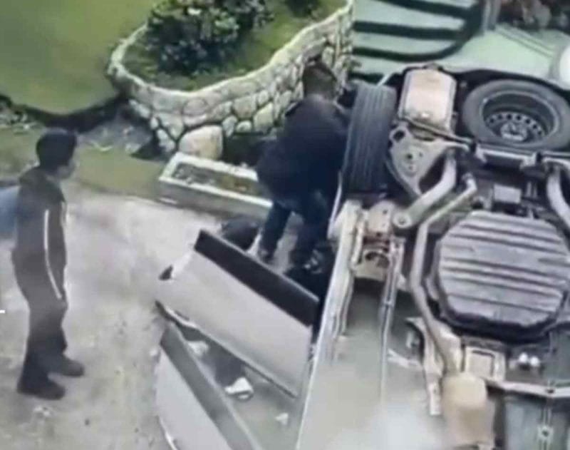 Kondisi mobil terjun ke tebing di kawasan wisata Watuangkruk, Dieng, Wonosobo.