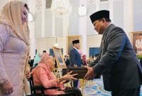 Presiden Prabowo memberikan penganugerahan Pahlawan Nasional kepada keluarga Gus Dur.