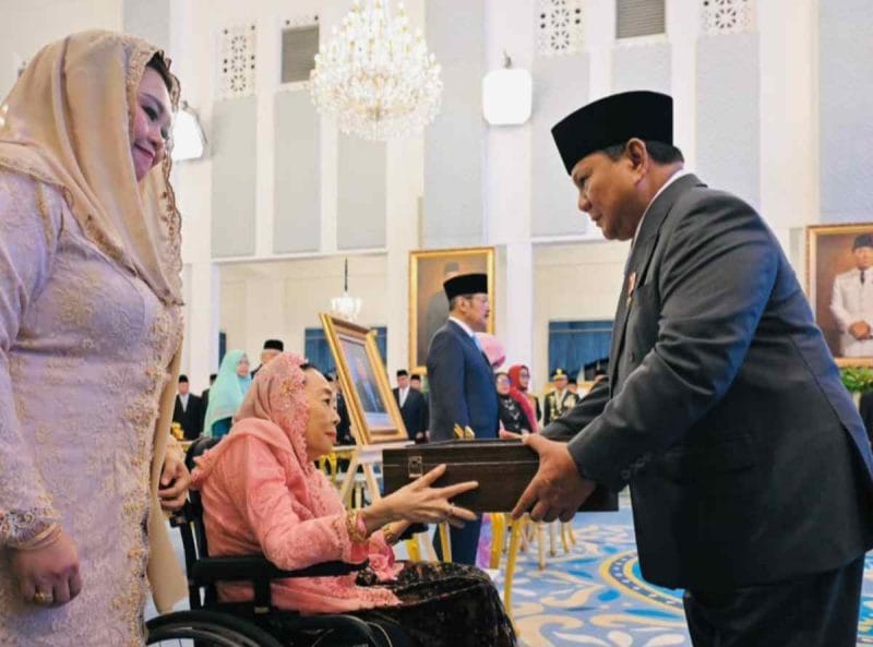 Presiden Prabowo memberikan penganugerahan Pahlawan Nasional kepada keluarga Gus Dur.