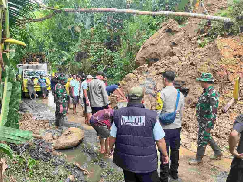 Tim gabungan melakukan evakuasi tanah longsor yang menutup jalan Kepil-Bruno.