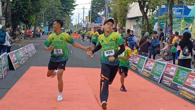 Para peserta mengikuti acara UMPWR Fun Run 2025 yang digelar pada Minggu pagi, 9 November 2025.