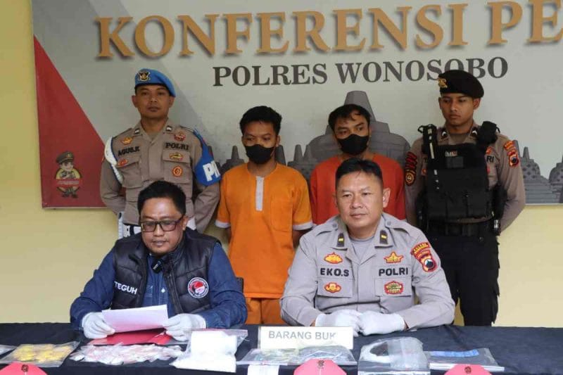 Jajaran Polres Wonosobo berhasil menangkap dua pengedar obat keras di Jalan Raya Selomerto–Balekambang, Wonosobo.