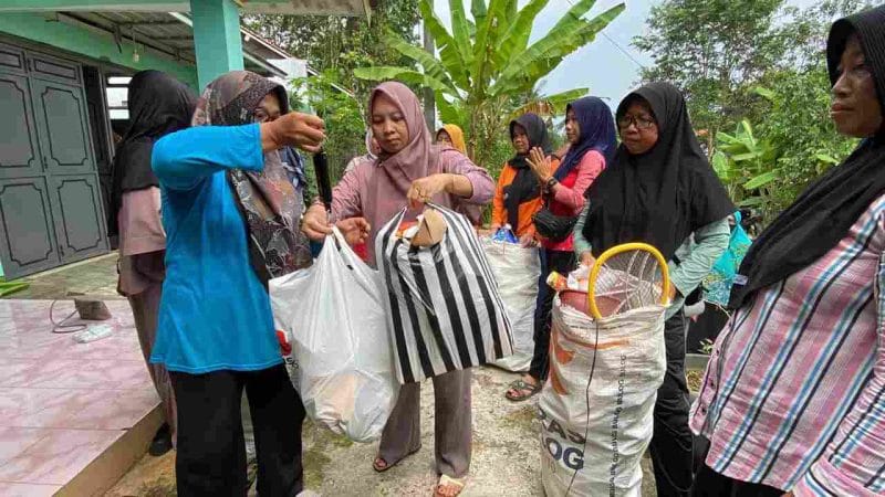 Warga Desa Karangsalam, Kecamatan Banjarmangu, Kabupaten Banjarnegara membawa sampah rumah tangga ke bank sampah di desa setempat untuk diolah.