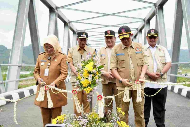 Kepala Badan Nasional Penanggulangan Bencana (BNPB) Letjen TNI Dr. Suharyanto meresmikan Jembatan Weton Kulon Kebumen.