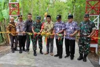 Peresmian pembangunan jalan rabat beton sepanjang 912 meter dalam TMMD di Kalinongko.