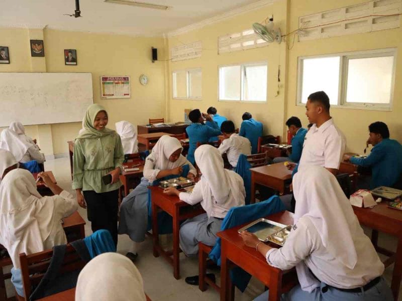 Siswa SMK Taruna Adi Bangsa mendapat program MBG dari Polres Kebumen.