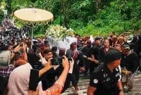 Prosesi pemakaman Sri Susuhunan Pakubuwono XIII di Makam Raja-Raja Mataram, Pajimatan Imogiri, Bantul, DI Yogyakarta. 