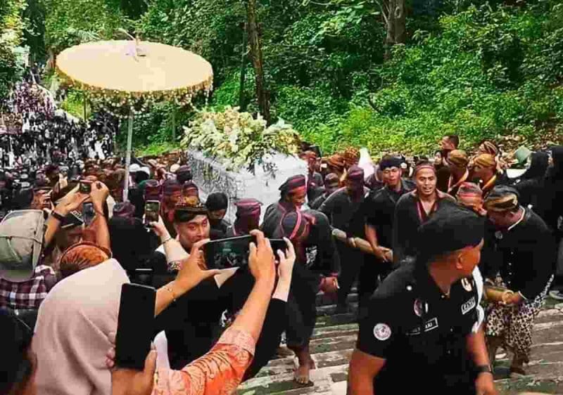 Prosesi pemakaman Sri Susuhunan Pakubuwono XIII di Makam Raja-Raja Mataram, Pajimatan Imogiri, Bantul, DI Yogyakarta. 