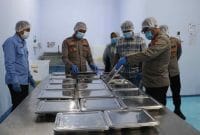 Kapolres Kebumen AKBP Eka Baasith Syamsuri bersama jajarannya melakukan peninjauan langsung proses rapid test makanan bergizi Polres Kebumen.