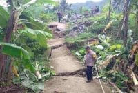 Petugas kepolisian melakukan pengecekan tanah bergerak di Desa Sampang, Kecamatan Sempor, Kabupaten Kebumen.