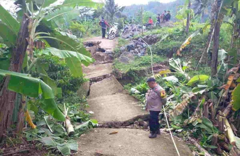 Petugas kepolisian melakukan pengecekan tanah bergerak di Desa Sampang, Kecamatan Sempor, Kabupaten Kebumen.