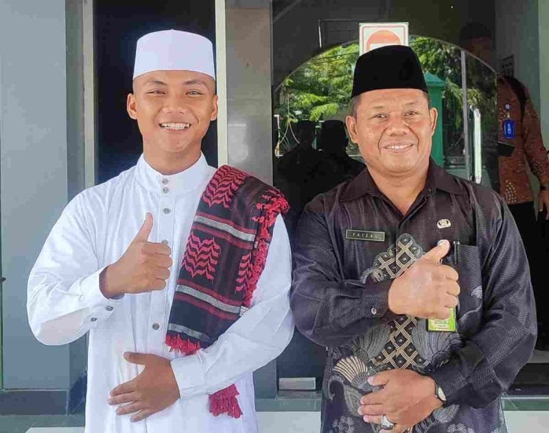 Taruna Ngumar bersama Waka Kesiswaan SMK VIP Ma’arif NU 1 Kemiri, Arsyad Wiyanto.