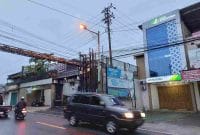 Kondisi kabel jaringan internet di Wonosobo yang terlihat semrawut.