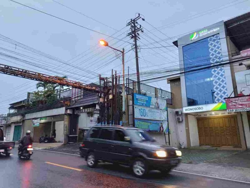 Kondisi kabel jaringan internet di Wonosobo yang terlihat semrawut.