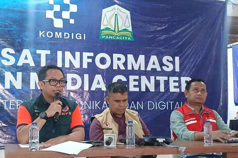 Kepala Pusat Data, Informasi, dan Komunikasi Kebencanaan BNPB Abdul Muhari dalam konferensi pers di Media Center Komdigi, Kantor Gubernur Aceh.