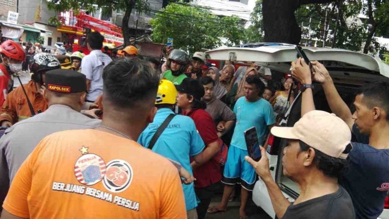 Evakuasi korban kebakaran di ruko terra drone kemayoran.