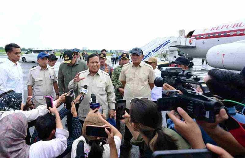 Presiden Prabowo Subianto saat berkunjung ke sejumlah wilayah bencana di Sumatra.