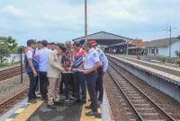 Sekretaris Daerah Provinsi Jawa Tengah, Sumarno, mendampingi Menteri Perhubungan RI Dudy Purwagandhi meninjau jalur rel kereta api di Kecamatan Gubug, Kabupaten Grobogan, Minggu (14/12/2025).