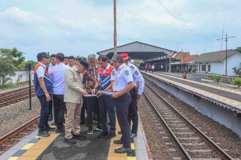Sekretaris Daerah Provinsi Jawa Tengah, Sumarno, mendampingi Menteri Perhubungan RI Dudy Purwagandhi meninjau jalur rel kereta api di Kecamatan Gubug, Kabupaten Grobogan, Minggu (14/12/2025).