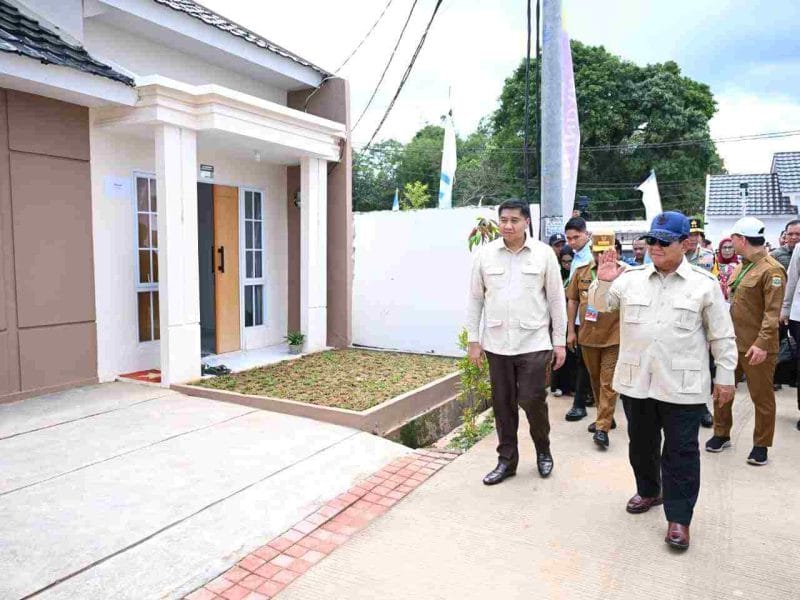 Presiden Prabowo Subianto menghadiri acara Akad Massal 50.030 Unit Kredit Perumahan Rakyat (KPR) Sejahtera Fasilitas Likuiditas Pembiayaan Perumahan (FLPP) dan Serah Terima Kunci Tahun 2025 di Perumahan Pondok Banten Indah, Kota Serang, Provinsi Banten, Sabtu (20/12/2025).