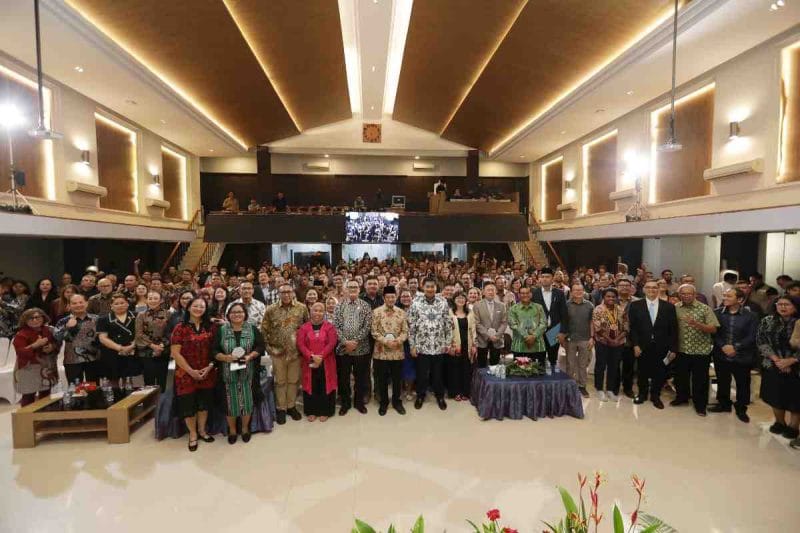 Foto bersama seluruh peserta dan pembicara acara Seminar Natal Nasional, bertajuk 'Keluarga Bertahan di Tengah Tantangan Kota Metropolitan', di STFT Jakarta, Sabtu (3/1/2026). Foto oleh: Humas STFT Jakarta.