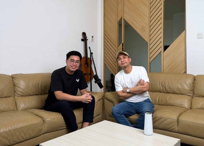 Komika Raditya Dika dalam siniar bersama Timothy Ronald.