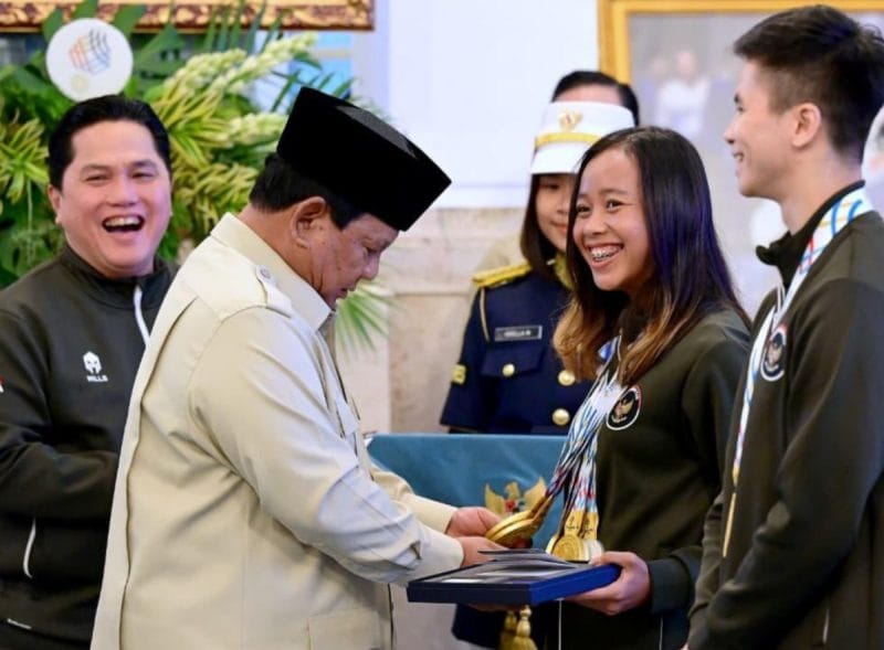 Presiden RI Prabowo Subianto memberikan penghargaan kepada para atlet sea game.