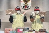 KPK menunjukan barang bukti OTT Bupati Sudewo dan tiga tersangka lain. (Dok. Instagram KPK RI)