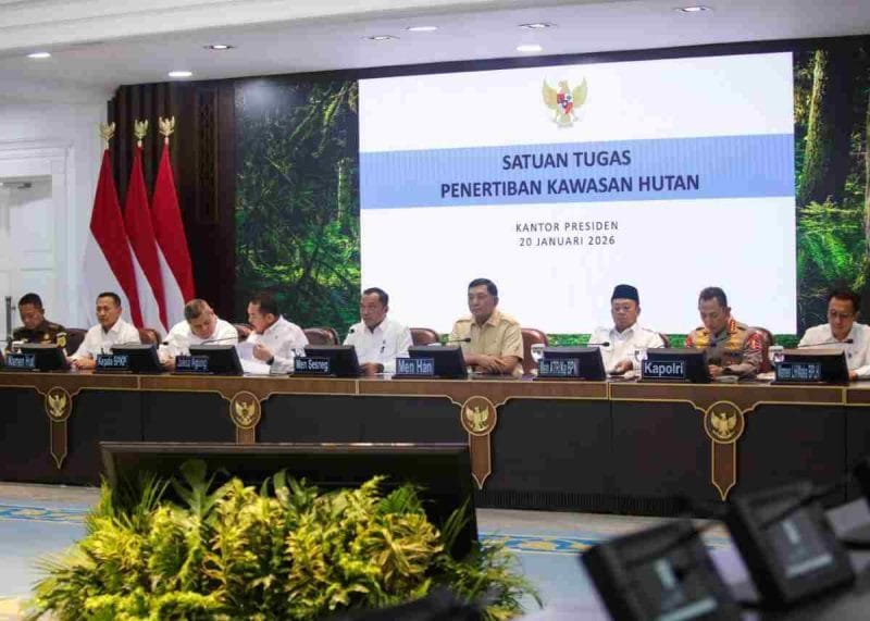 Pengumuman pencabutan izin 28 perusahaan yang terbukti melakukan pelanggaran di Istana Negara.