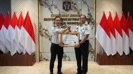 Kepala Kantor Imigrasi Wonosobo, Taufan menerima penghargaan predikat WBBM.