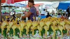 Ilustrasi pedagang daging ayam.