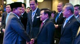 Presiden prabowo bersamaan dengan para menterinya dalam acara Indonesia Economic Outlook 2026 di Wisma Danantara Indonesia, Jakarta.