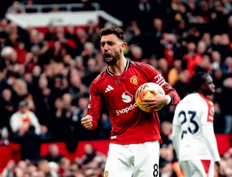 Pemain MU, Brono Fernandes melakukan selebrasi usai mencetak gol.