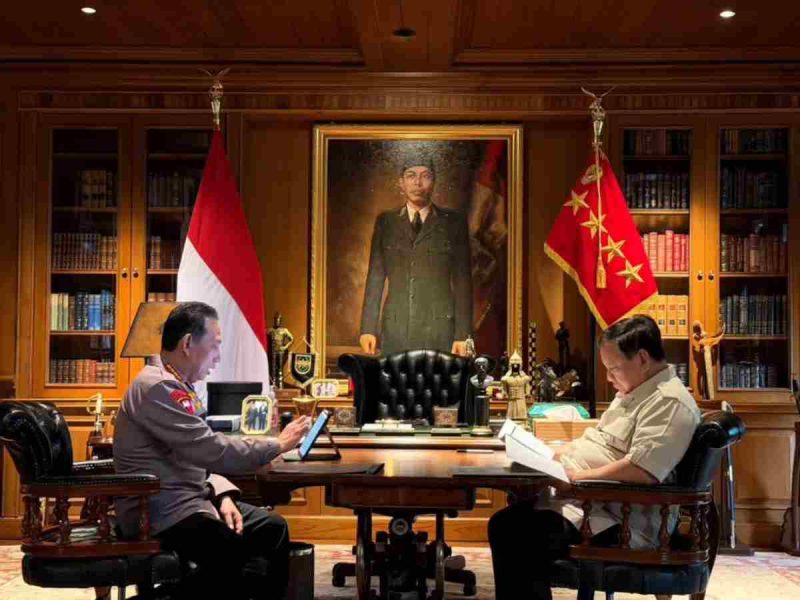 Presiden Prabowo saat bertemu Kapolri Jenderal Listyo Sigit Prabowo.